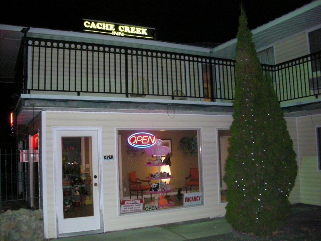Cache Creek Inn ภายนอก รูปภาพ